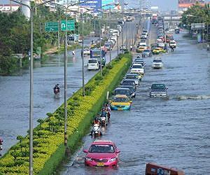 Bangkok exodus as floods advance on city centre