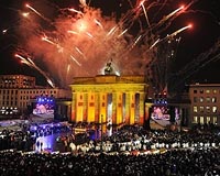 Berlin celebrates demise of wall