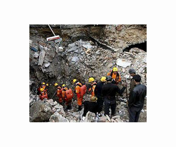 Rescuers scramble to free Chinese miners trapped underground