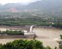 China focuses on 'quake lake' amid aftershock trauma