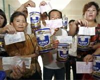 China tries to reassure public over milk scare