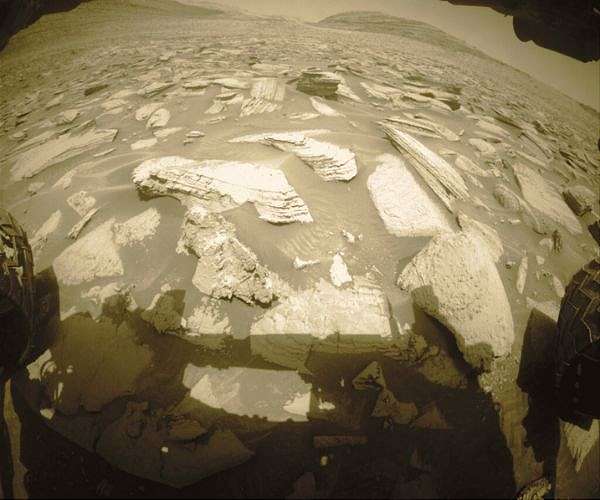 Still hanging in there: Sols 4043-4044: