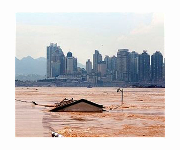 Victims of China floods race to salvage property