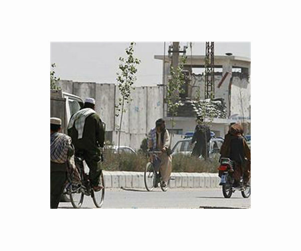 Afghan army urges civilians to evacuate city besieged by Taliban