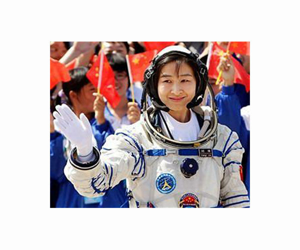 Netizens' worries answered over female astronauts' health