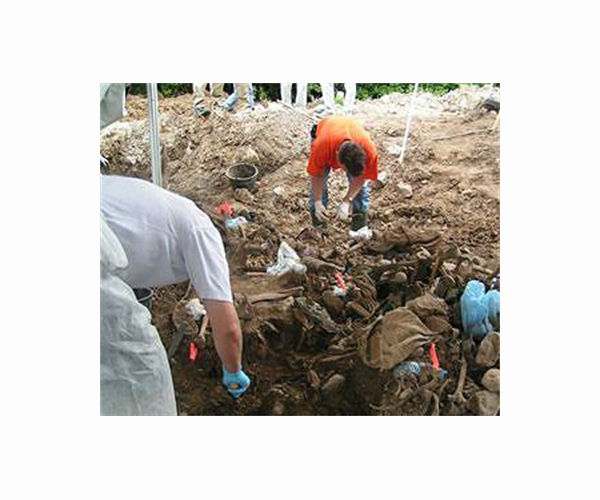 Iraq opens mass grave to identify IS victims