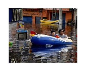 Airlift launched for tourists in flooded Acapulco