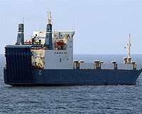 US navy keeps up blocade of pirate ship