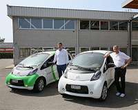 Two intelligent vehicles are better than one