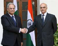India, Pakistan Resume Peace Talks As Blasts Rock Kashmir