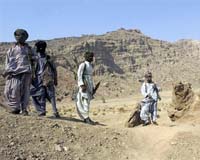 Pakistan arrests 28 militants in NATO supply route operation