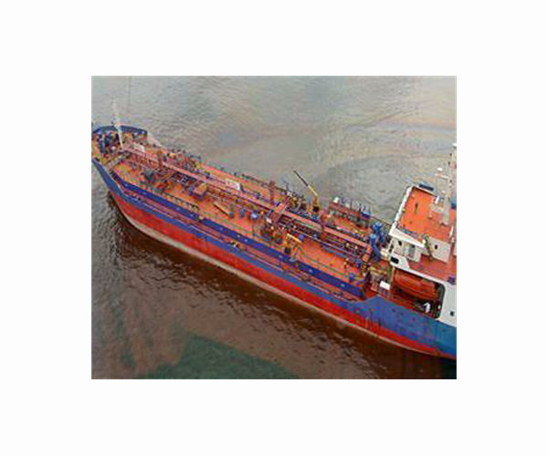 India races to contain oil spill after container ship sinks