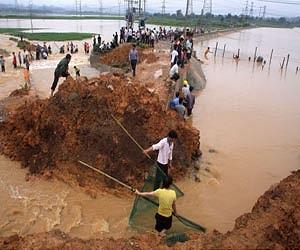 Sodden China battles to repair flood defences