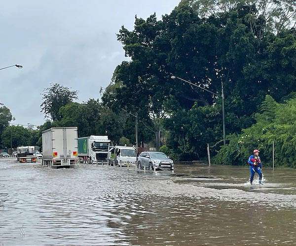 Residents evacuate as floods threaten Sydney suburbs