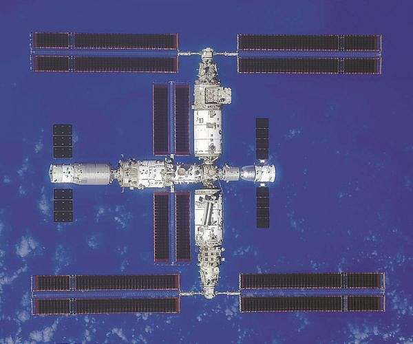 Shenzhou XVIII astronauts enter space station