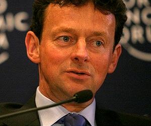 BP denies Hayward to resign as oil disaster costs soar