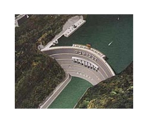 Performance of an arch dam affected by the relaxation of its foundation following excavation