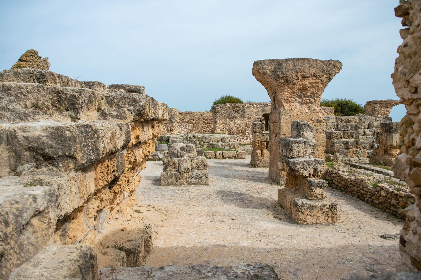 Why does a concrete recipe used in Roman harbour walls two millennia ago grow stronger in seawater, while modern reinforced concrete built to the same purpose crumbles inside 50 years?