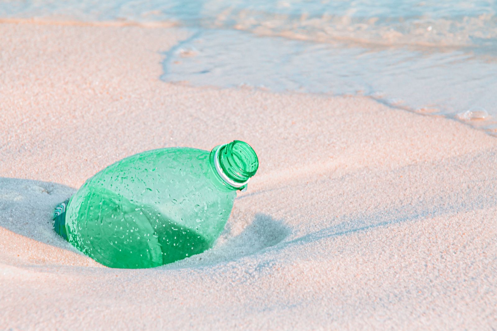 A new University at Buffalo study found Americans generate similar amounts of plastic packaging waste regardless of income or education, yet wealthier and more college-educated communities recycle far more of it, pointing to unequal access to recycling infrastructure rather than personal habit