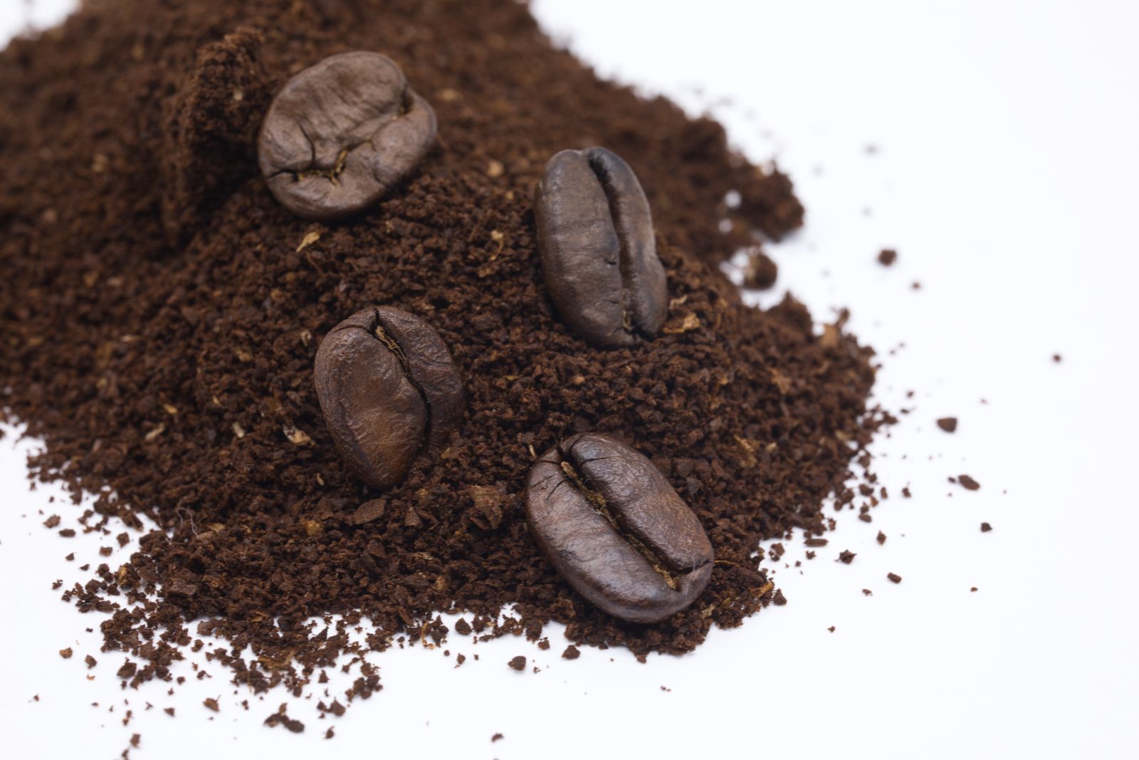 We tend to think wet biomass has to be dried before it can become fuel, but a Korean team showed the water trapped inside coffee grounds can itself drive the re